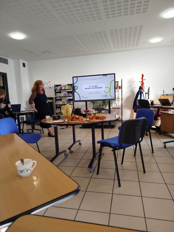 Sabrina en conférence sur les neurodiversités